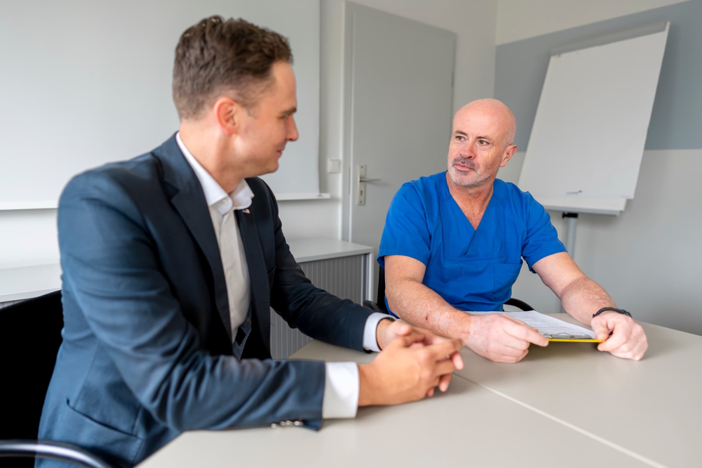 Dr. med. Karl-Heinz Binias im persönlichen Beratungsgespräch