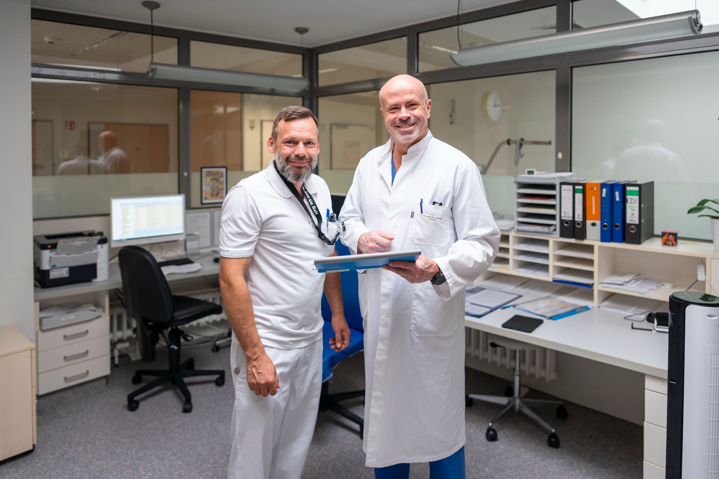 Dr. med. Karl-Heinz Binias mit einem Kollegen im Stationsstützpunkt der Kardiologie